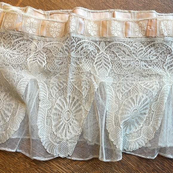 Antique Edwardian/Victorian patterned lace skirt/dress hem w/satin ribbon trim - Picture 3 of 10